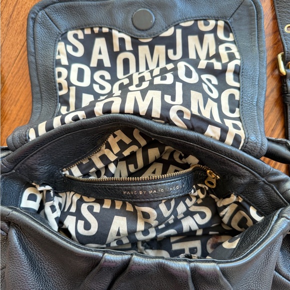 Marc by Marc Jacobs Natasha  Black Leather Shoulder Bag with Gold Plaque - Picture 7 of 9